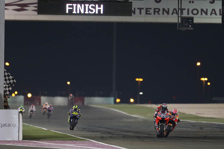 Katar Grand Prix: Dovi siegt knapp vor Márquez, dahinter Rossi