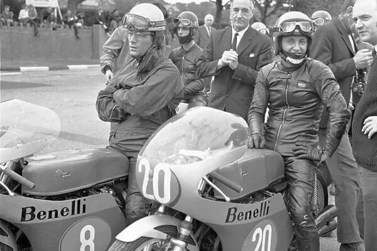Renzo Pasolini links 1970 mit seinem Benelli-Teamkollegen Kel Carruthers
