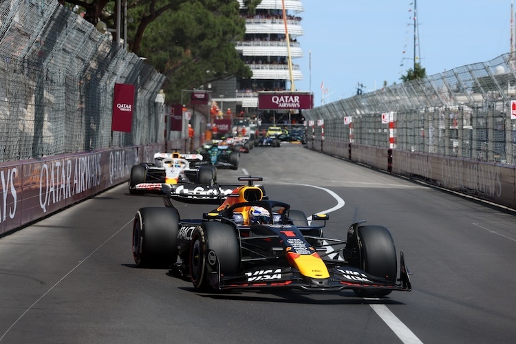 Typisches Bild in Monaco: Die Rennwagen wir Perlen auf einer Schnur