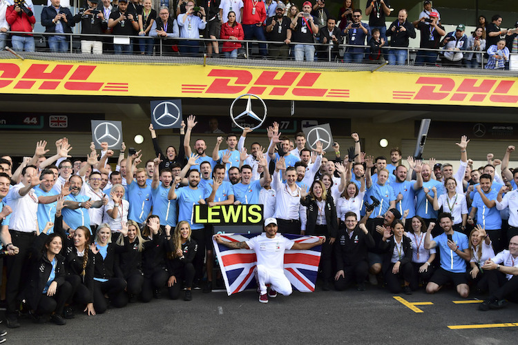 Weltmeister Lewis Hamilton und Team