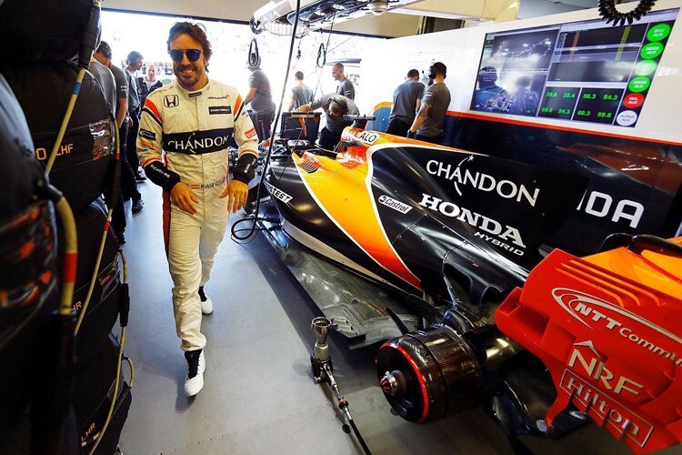 Fernando Alonso freut sich: Den Honda-Motor ist er Ende 2017 los