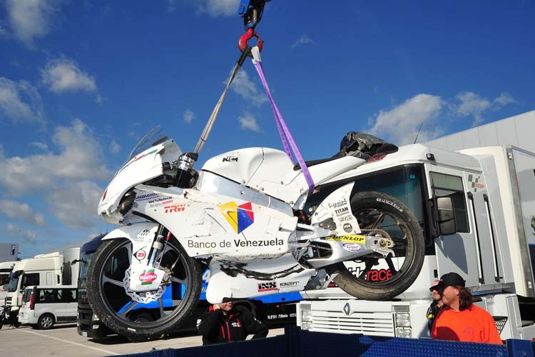 Die beschädigte Kalex-KTM von Ramos wird an die Boxen zurückgebracht