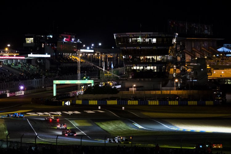 Gerade in der Nacht bieten die 24h von Le Mans ein besonders Flair