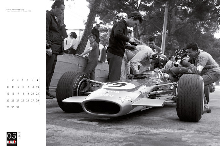 Graham Hill prüft ein Detail an seinem Lotus 49, wir sind in Monaco