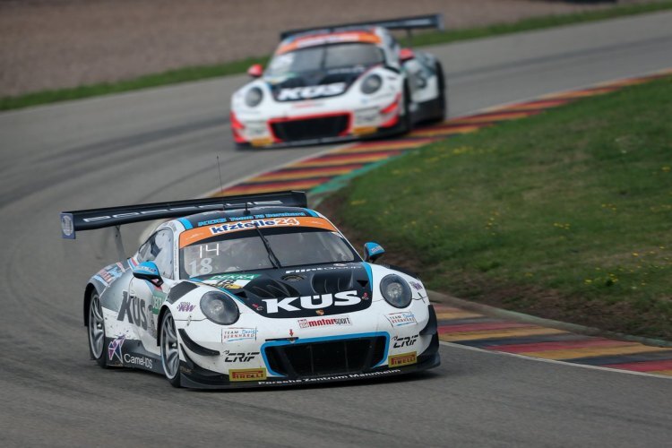 Die Porsche 911 GT3 R vom Team 75 Bernhard dominieren bislang beim ADAC GT Masters am Sachsenring
