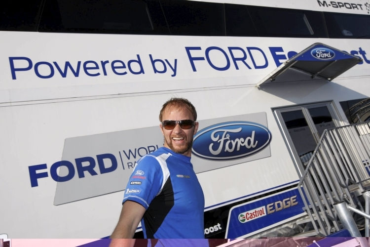 Petter Solberg vor dem Ford-Truck in Portugal.