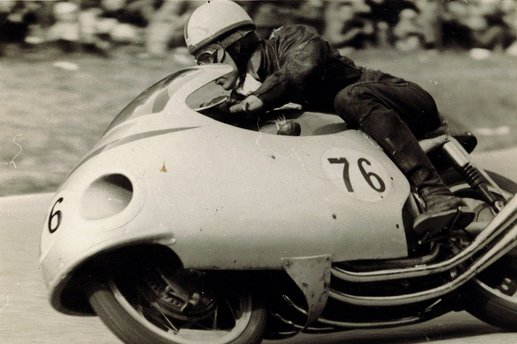 Sieben Titel in der Motorrad-WM, alle auf MV Agusta: John Surtees auf zwei Rädern.