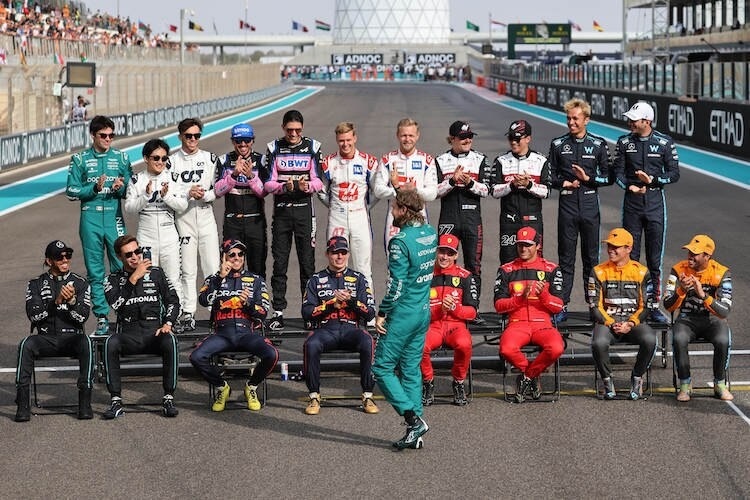 Vor seinem Abschied aus der Startaufstellung brachte Sebastian Vettel noch einmal alle Formel-1-Stars von 2022 zusammen