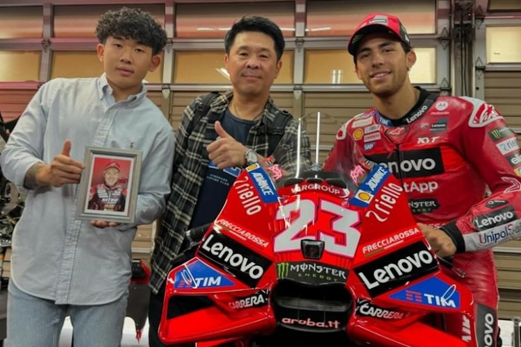 Noriyuki Haga mit Sohn Akito in der Box von Enea Bastianini