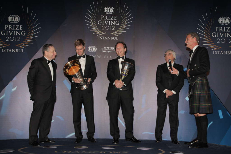 Die Meisterfeier 2012: FIA-Chef Todt, Sebastian Vettel, Christian Horner, Bernie Ecclestone, David Coulthard