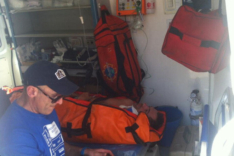 Ruben Faria stürzte schwer: Der Portugiese wartet auf den Transport ins Krankenhaus von San Juan