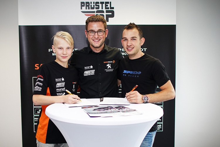 Florian Prüstel mit den Piloten Pulkkinen und Kornfeil (rechts)