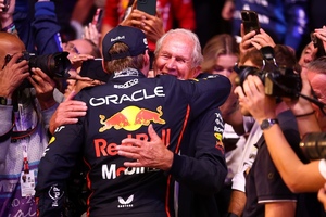Max Verstappen und Dr. Helmut Marko nach dem Katar-GP)