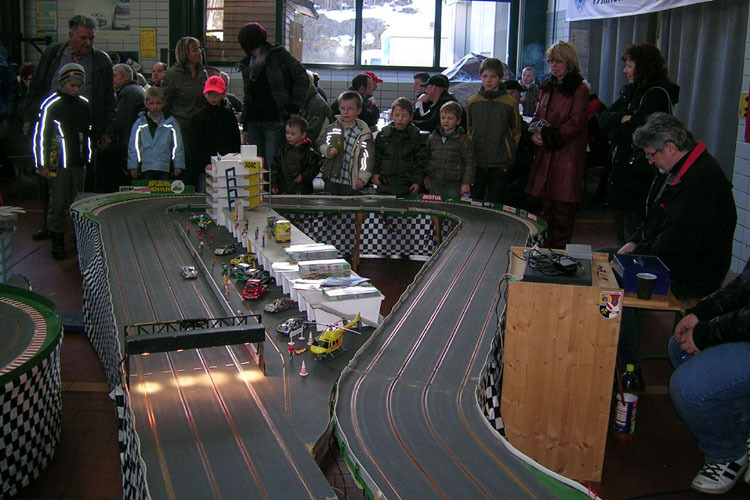 Für die Kids stand die Sachsenring-Modellrennbahn parat
