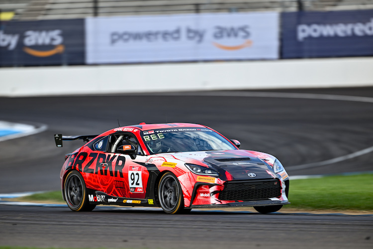 Reeves mit seinem Fahrzeug in der Toyota Gazoo Racing North America GR Cup Series