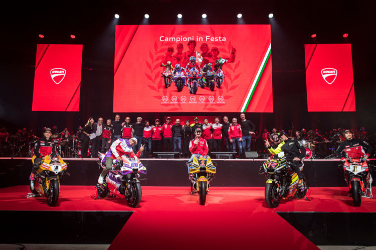 Familienfoto der Ducati-Champions-Feier