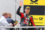 Max Neukirchner feiert mit den Fans am Lausitzring