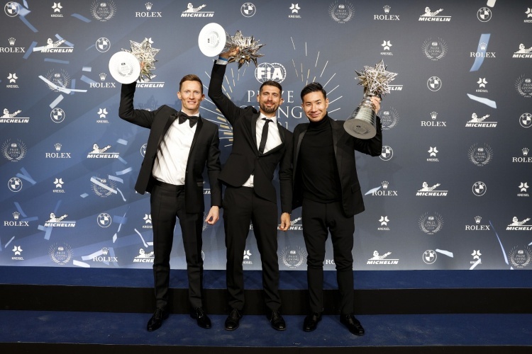 Mit FIA-Pokal: (v.li.) Mike Conway, José María López und Kamui Kobayashi
