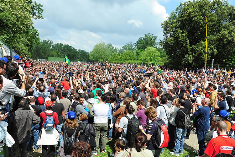 Tausende Fans suchten den Weg nach Imola