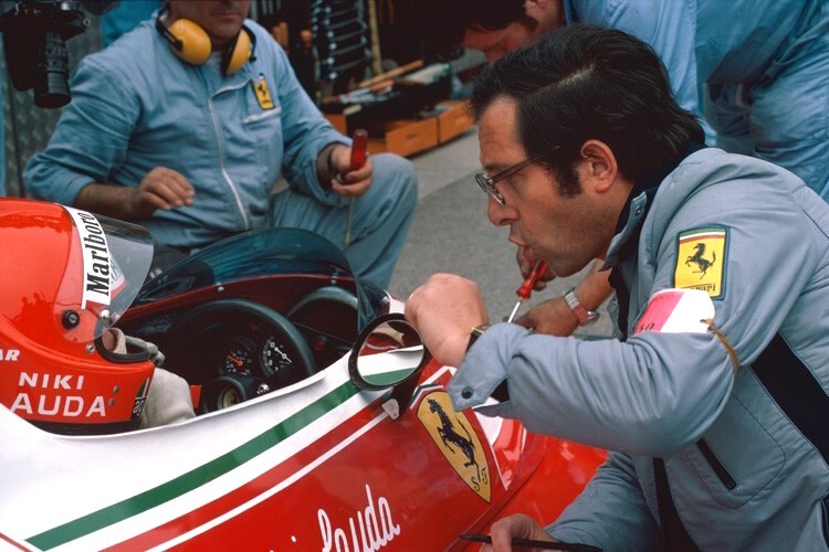 Mauro Forghieri 1976 am Ferrari von Niki Lauda