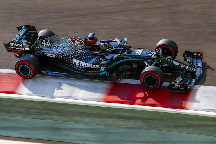 Lewis Hamilton mit dem schwarzen Mercedes in Abu Dhabi 2020