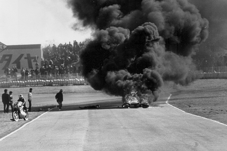 Suzuka 1963: Ernst Degner liegt neben der brennenden Maschine