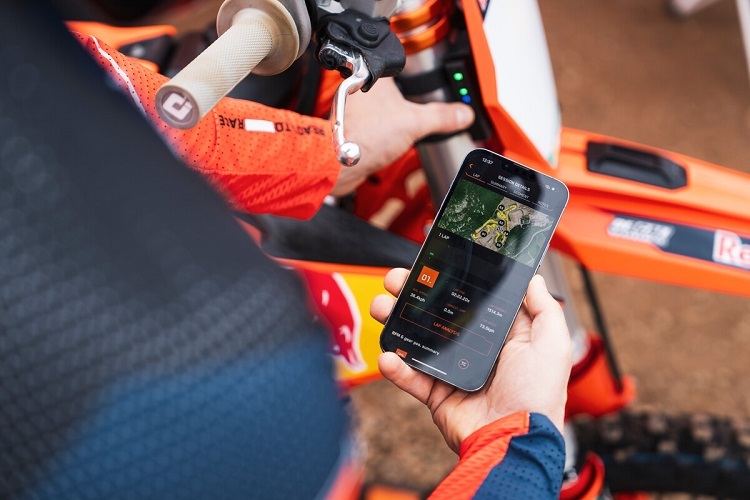 Smartphone, Kontrolleinheit am Gabelholmen und GPS-Empfänger auf dem Kotflügel bilden die Connectivity Unit Offroad