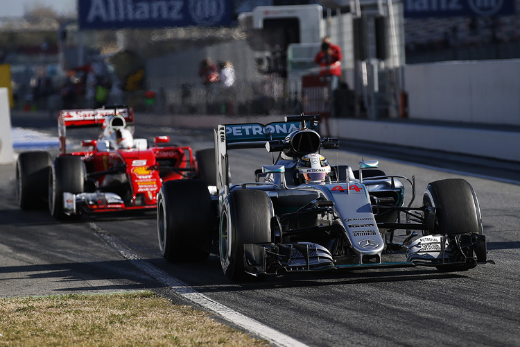 Lewis Hamilton im Silberpfeil vor Sebastian Vettel im Ferrari