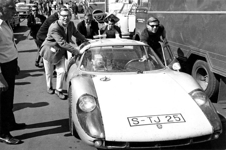 Der Porsche 904, der als Kamerawagen diente; links Rennchef Huschke von Hanstein, rechts Pilot und Journalist Paul Frère