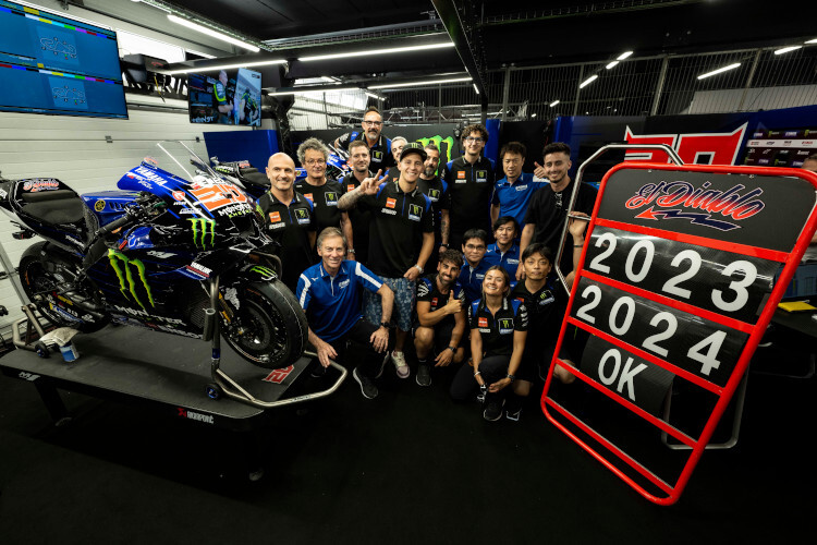 Fabio Quartararo umgeben von seiner Yamaha-Truppe