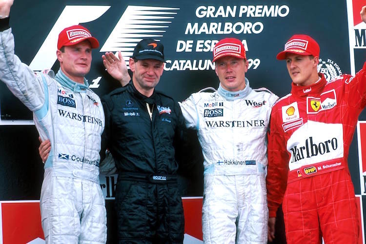 Adrian Newey auf dem Siegerpodest von Barcelona 1999 mit David Coulthard, Mika Häkkinen und Michael Schumacher
