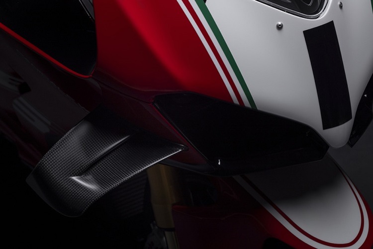 Gehören an ein modernes Supersportmotorrad: Winglets aus Karbon