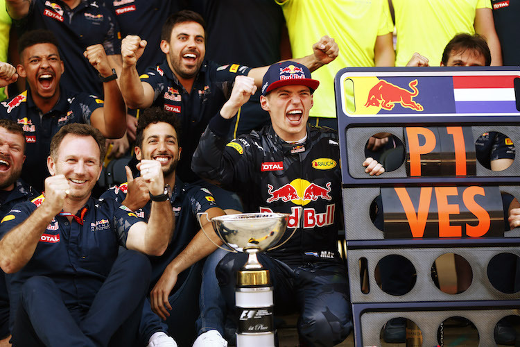 Red Bull Racing freut sich über den ersten GP-Sieg von Max Verstappen
