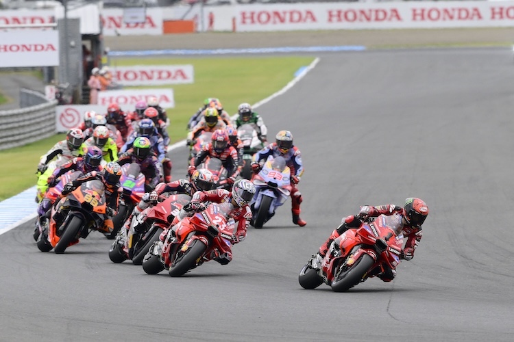 Pecco Bagnaia führte das Feld nach dem Start an