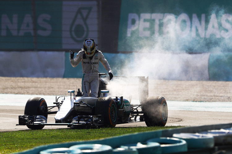 Lewis Hamilton: «acht Autos sind mit Mercedes-Power unterwegs, und nur mein Motor geht in die Luft»