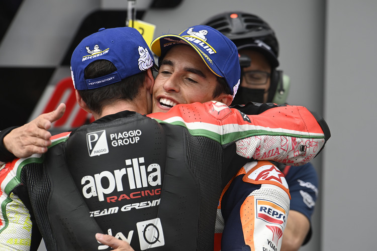 Aleix Espargaró umarmt Marc Márquez, der für ihn der beste MotoGP-Fahrer aller Zeiten ist