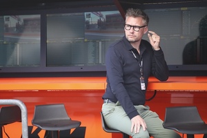 Richard Coleman in Valencia am Tech3-Kommandostand)