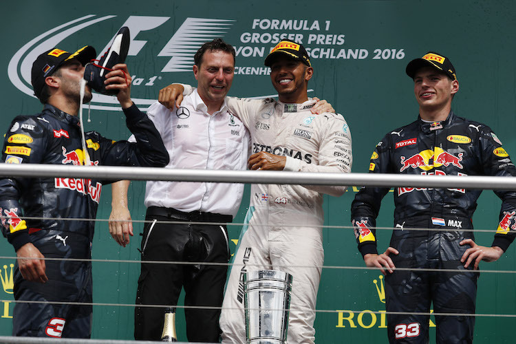 Daniel Ricciardo gönnt sich einen Schluck, Lewis Hamilton (hinten) ist nicht überzeugt