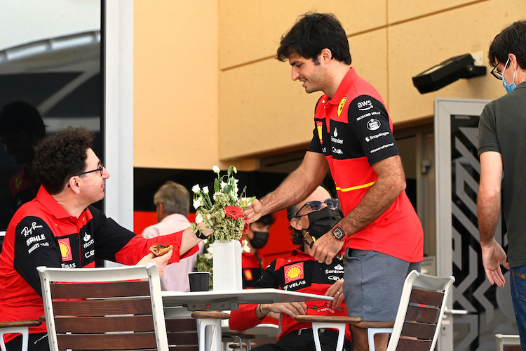 Carlos Sainz und Mattia Binotto