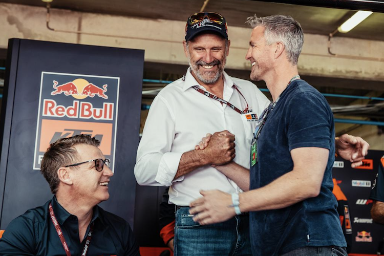 Bei Red Bull-KTM bekam Schumacher dank KTM-Berater Heinz Kinigadner (63), Mitte, und KTM-Rennboss Pit Beirer (50), links, spannende Einblicke in die Abläufe im Team