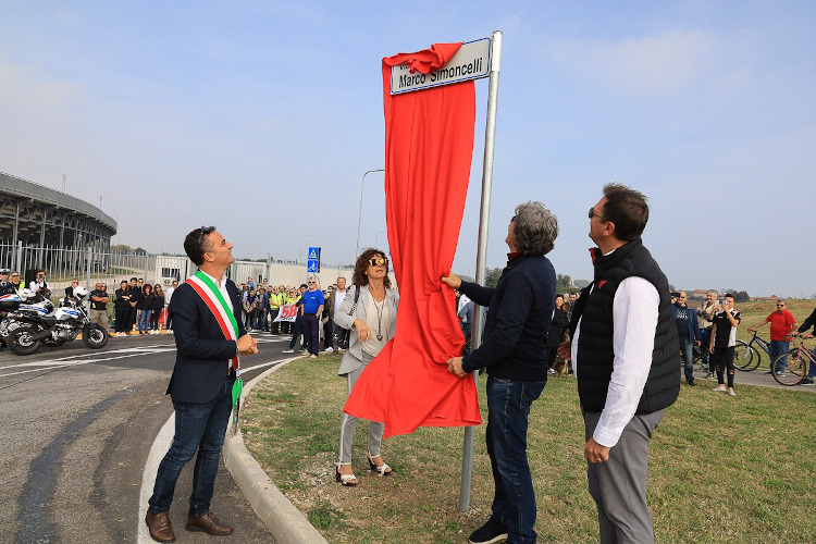 Paolo Simoncelli enthüllt das Schild der «Via Marco Simoncelli»