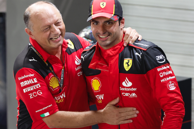 Fred Vasseur und Carlos Sainz 2023 in Singapur