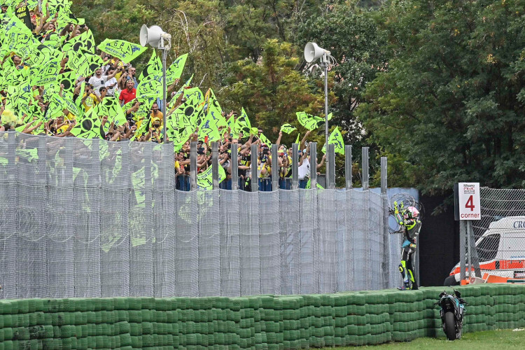 Valentino Rossi in Misano: Seine Fans sorgen für ein gelbes Farbenmeer
