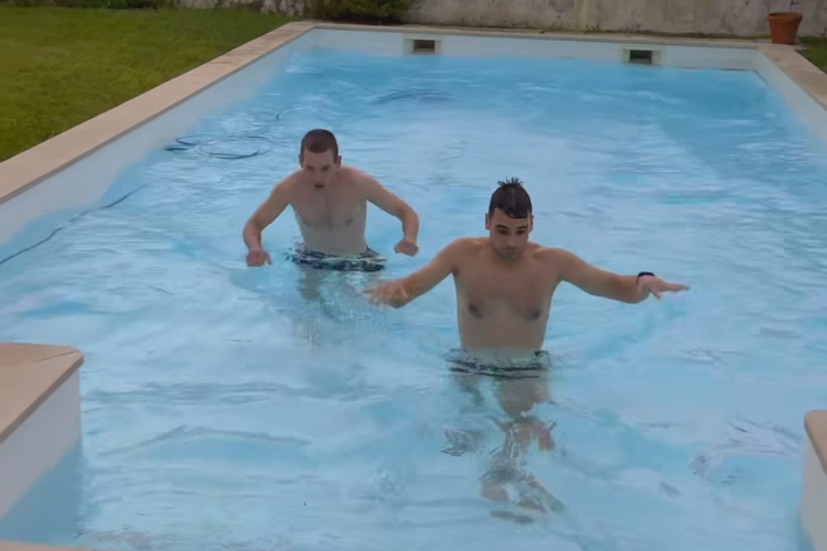 Miguel Oliveira (rechts) nahm im Pool ein Eisbad
