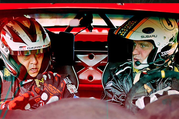 Tommi Mäkinen (rechts) bei einer früheren Testfahrt mit Toyota-Boss Akio Toyoda