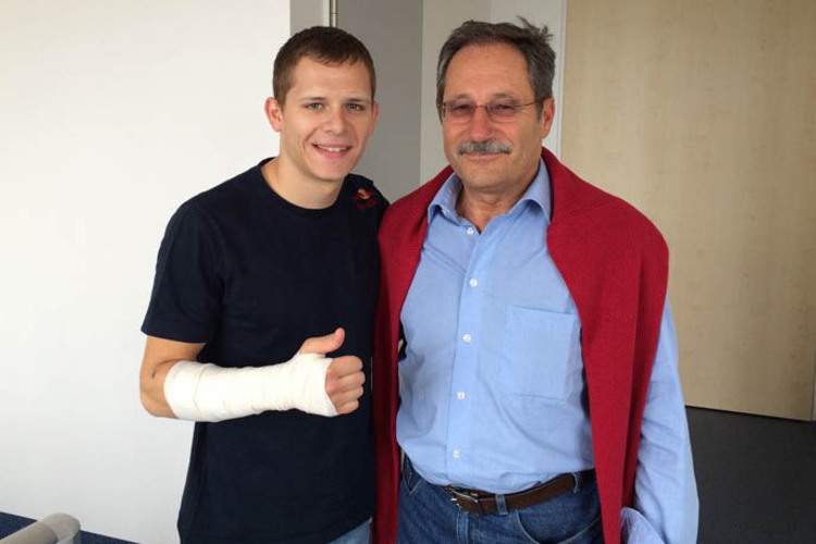 Im Mai 2014: Stefan Bradl mit Dr. Wolfgang Streifinger nach einer Faszienspaltung am rechten Unterarm