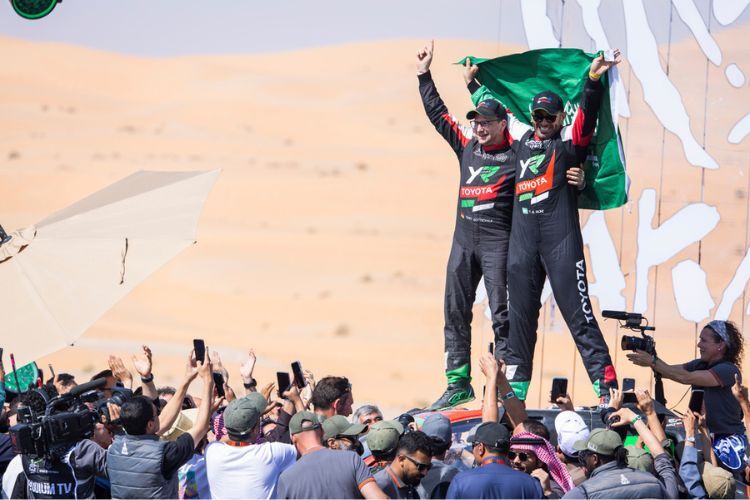 So sehen Sieger nach zwölf herausfordernden Dakar-Etappen aus: Yazeed Al Rajhi und Timo Gottschalk