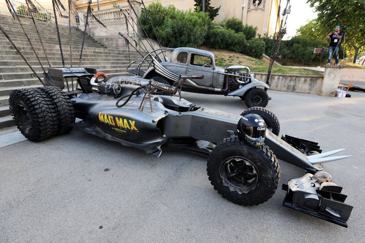 Der umgebaute Lotus-Renner mit einem Gefährt aus Mad Max