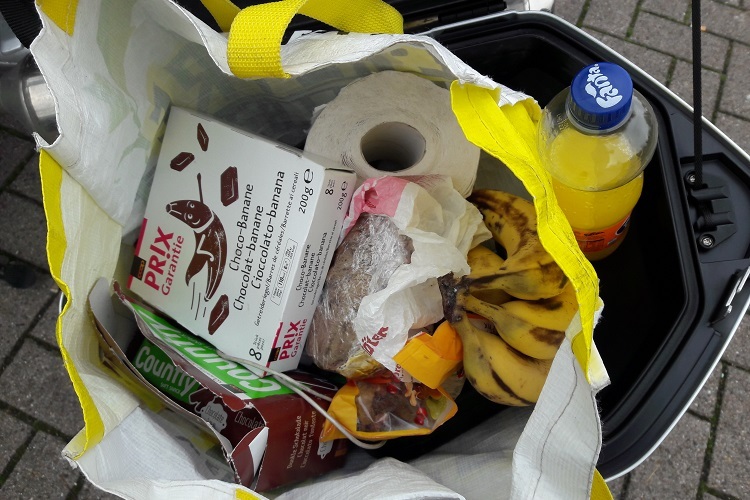 Essen aus dem Koffer: Müesliriegel, Bananen, Studentenfutter, Sandwich und ein taktisches Fanta