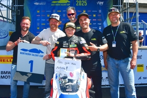 Robin Siegert (Mitte) mit Hafeneger, Nebel, Giuseppetti, Mechaniker Mike Lischka und Vater Steffen Sachse (v.li.))